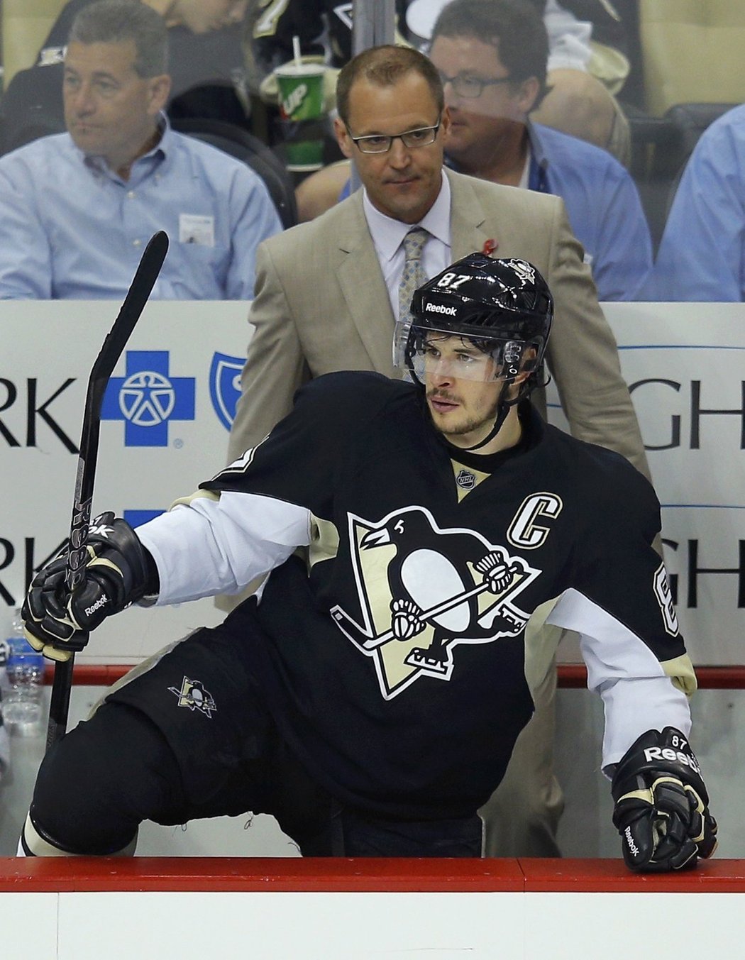 Kouč Penguins Dan Bylsma udílí instrukce své největší hvězdě Sidneymu Crosbymu