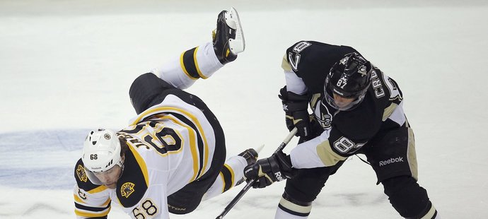 Pozor, letí Jágr! V tomhle souboji s Crosbym sice Jágr klopýtnul, ale z vítězství v zápase se radovala česká hvězda. Boston zničil Penguins 6:1