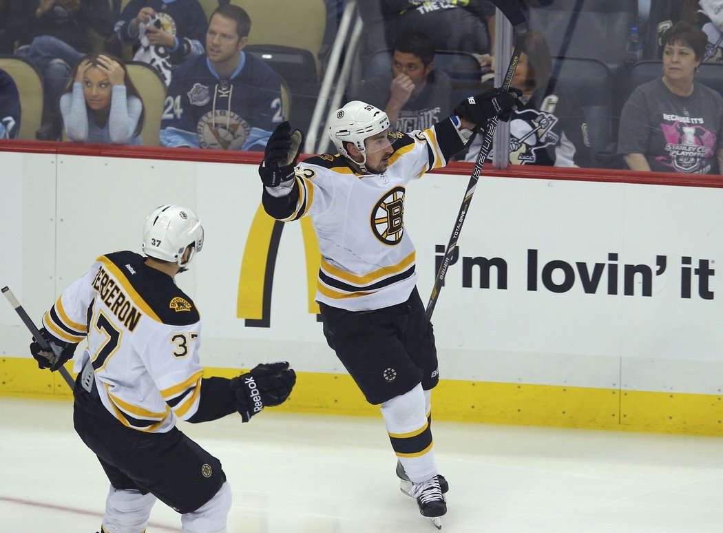 Brad Marchand z Bostonu Bruins slaví svou přesnou trefu z druhého zápasu série s Pittsburghem. Boston ho ovládl 6:1