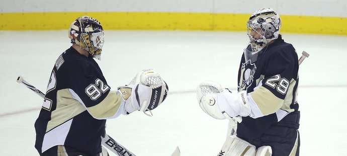 Střídání stráží. Český brankář Tomáš Vokoun byl bostonskou kanonádou vyhnán z branky a nahradil ho Marc-André Fleury