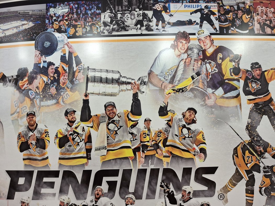 Stěna slávy Pittsburgh Penguins, jejíž dominantou je společná fotografie Jaromíra Jágra s Mariem Lemieuxem a Stanley Cupem