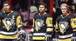 Sidney Crosby (vlevo), Dominik Simon (uprostřed) a Jake Guentzel (vpravo) před utkáním s Flyers