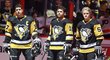 Sidney Crosby (vlevo), Dominik Simon (uprostřed) a Jake Guentzel (vpravo) před utkáním s Flyers