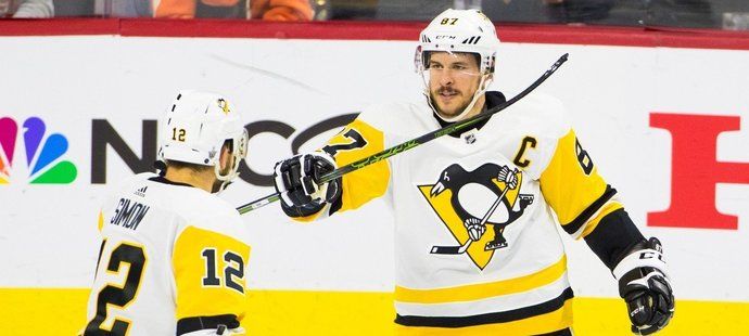 Dominik Simon (vlevo) a Sidney Crosby (vpravo) oslavují vstřelený gól Pens