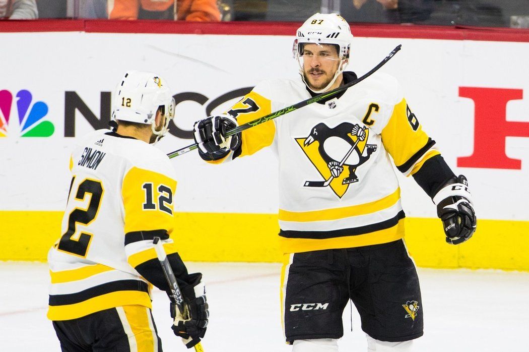 Dominik Simon a Sidney Crosby oslavují vstřelený gól Pittsburghu