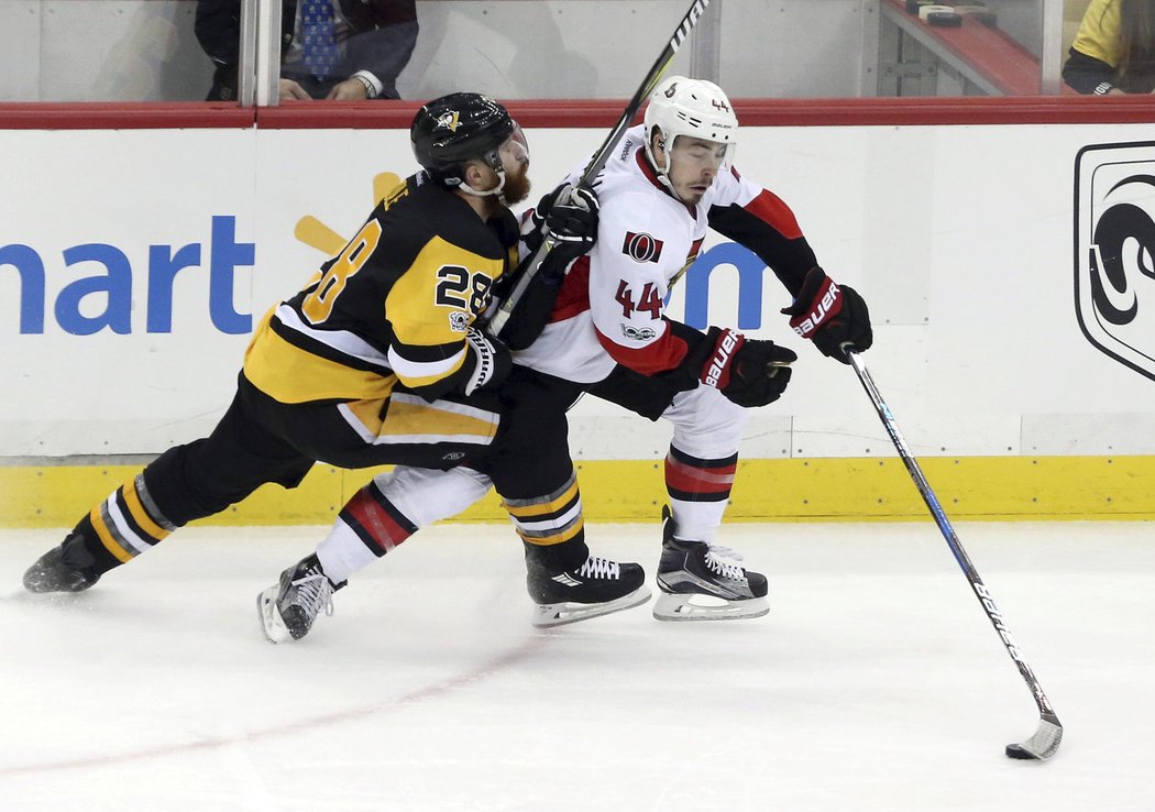 Jean-Gabriel Pageau v souboji s Ianem Colem při druhém finále konference mezi Pittsburghem a Ottawou