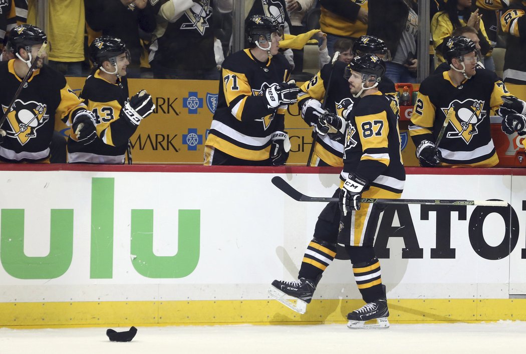 Čistý hattrick zaznamenal kapitán Penguins Sidney Crosby.