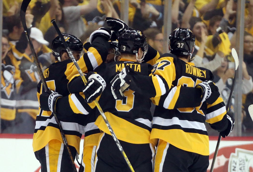 Gólová radost Penguins, díky které jsou poslední krok od finále Stanley Cupu