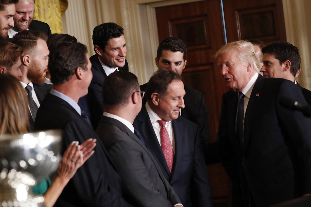 Kapitán Sidney Crosby rozmlouvá s prezidentem Donaldem Trumpem