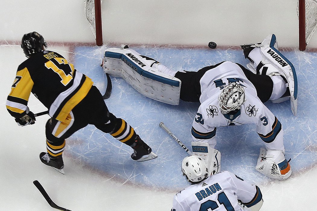 Bryan Rust z Pittsburghu si takhle vychutnal Martina Jonese v bráně Sharks