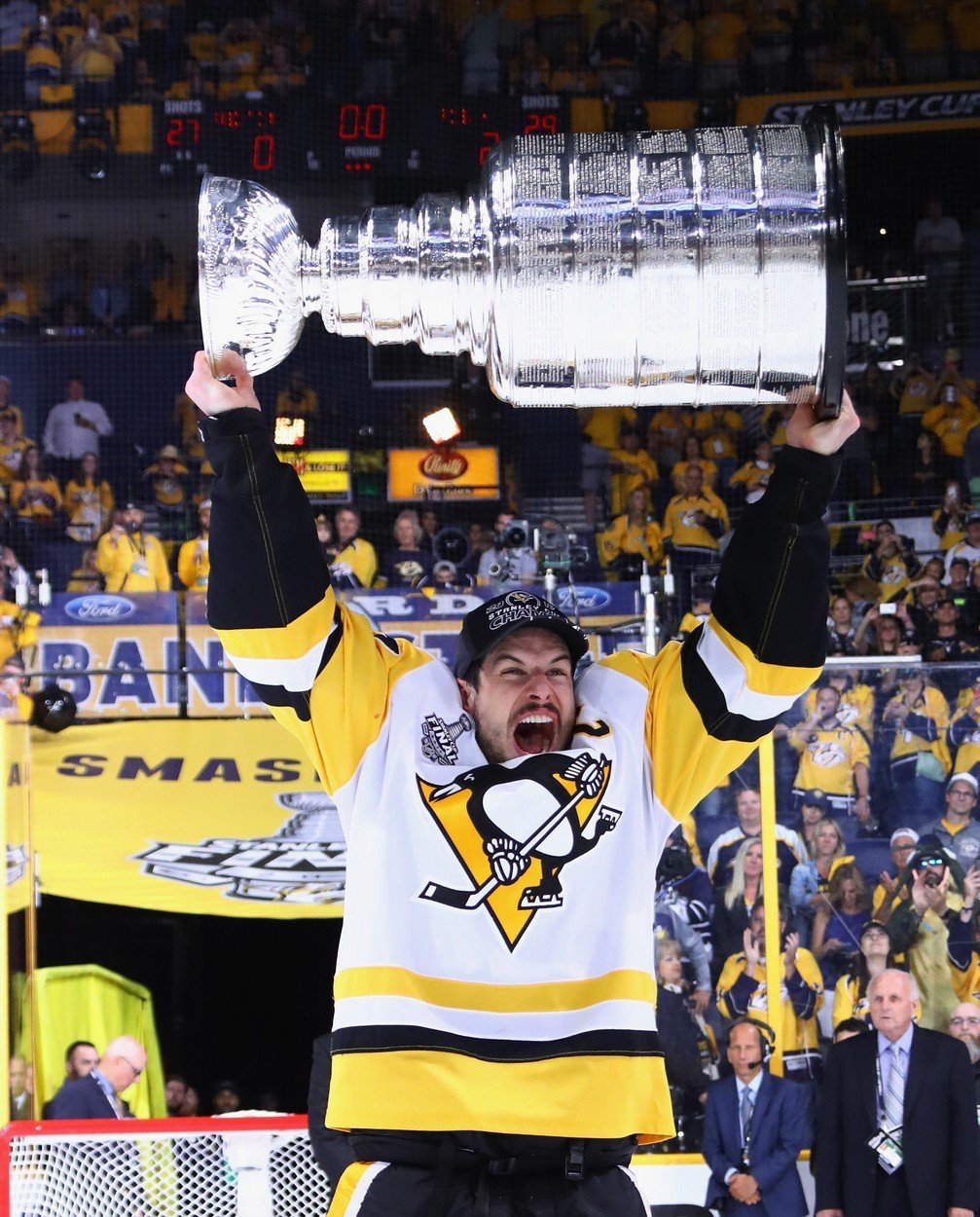 Sidney Crosby (centr, Pittsburgh) - Žádná ostuda, že se před něj protlačil někdo jako McDavid. Sid dávno patří mezi to nejlepší, co NHL mohla kdy nabídnout. Další dlouhou sezonu završil podruhé za sebou triumfem ve Stanley Cupu.