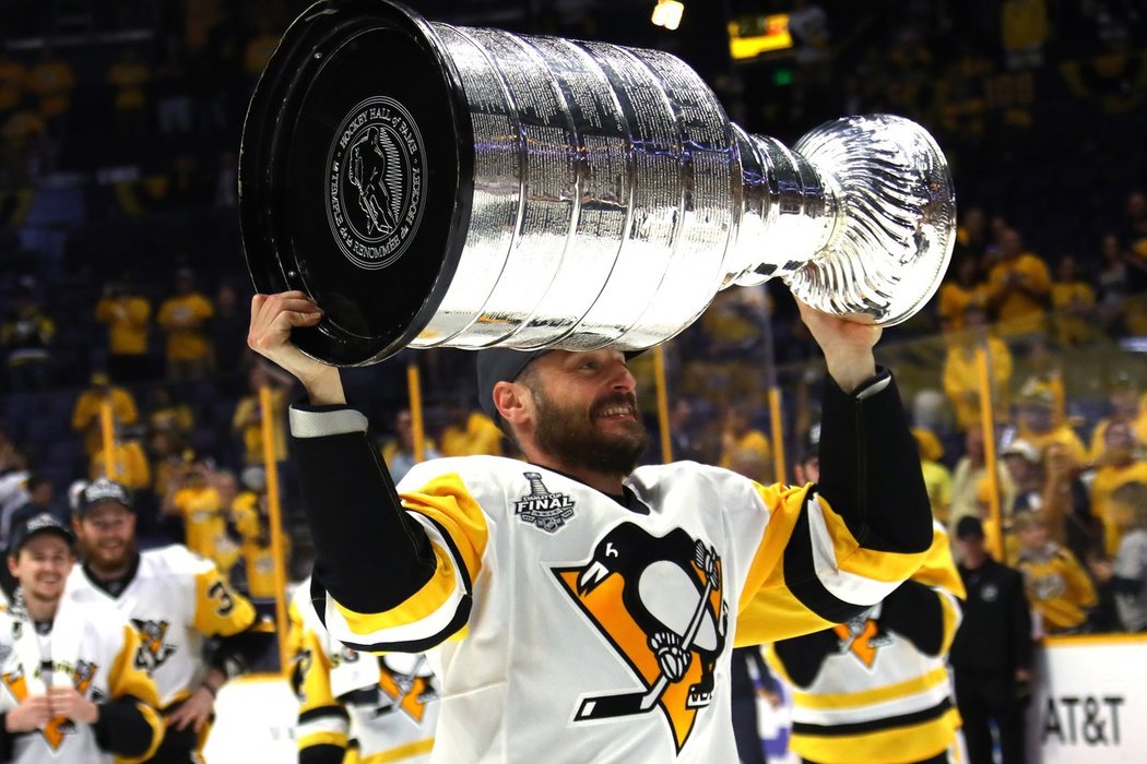 Bek Pittsburghu Ron Hainsey si ve 36 letech si zahrál letos vůbec poprvé v play off. A hned vyhrál Stanley Cup