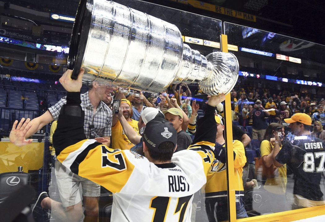 Až k fanouškům donesl Stanley Cup útočník Bryan Rust