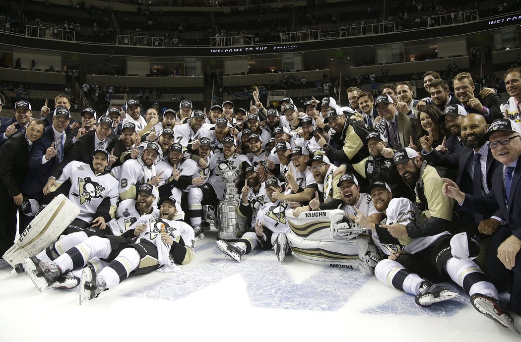 Vítězové Stanley Cupu 2016, třetí vpravo nahoře také Dominik Simon.