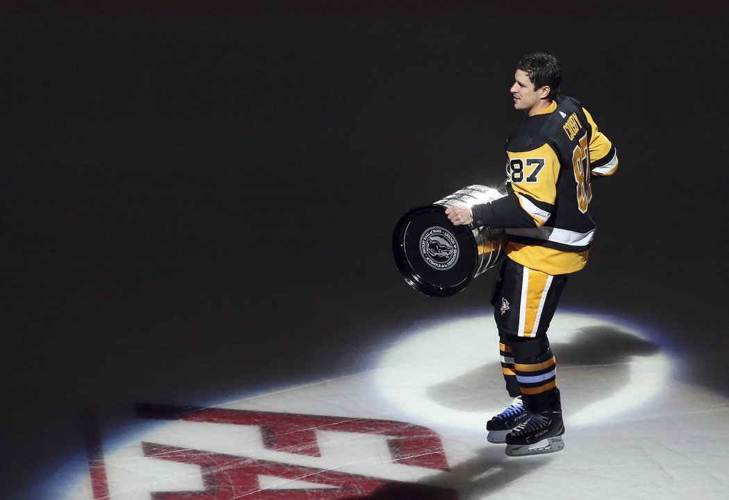 Sidney Crosby přivezl na led Stanley Cup