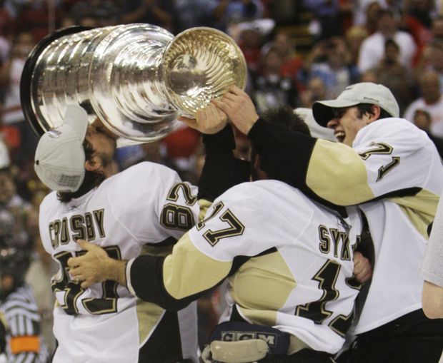 Petr Sýkora (uprostřed) se raduje se spoluhráči ze Stanley Cupu. Petr Sýkora (uprostřed) se raduje se spoluhráči ze Stanley Cupu.