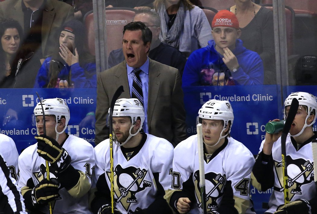 Trenér Mike Sullivan na střídačce Pittsburghu měl k průběhu zápasu co říct