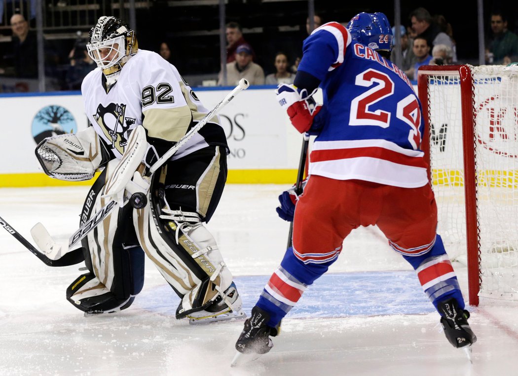 Tomáš Vokoun ve své premiéře v dresu Pittsburghu Penguins vychytal výhru. V utkání na ledě Rangers šlo na českého gólmana čtyřiatřicet střel a inkasoval tři branky.