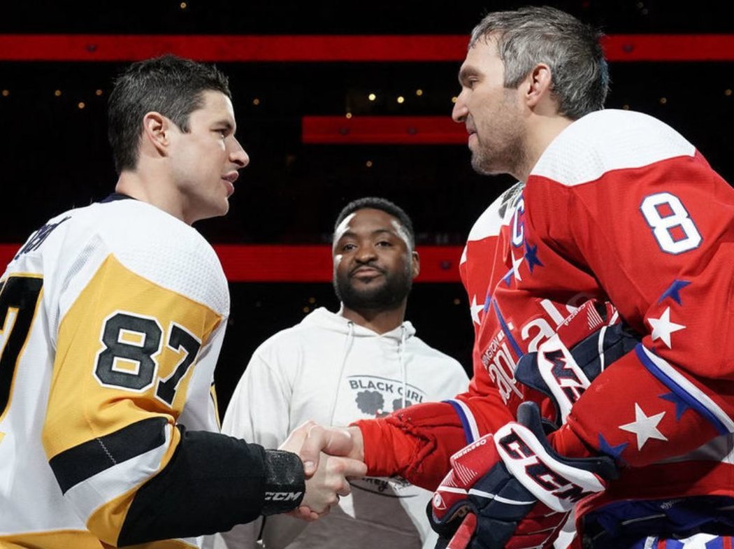 Na ledě jsou velci rivalové, jinak se Alexandr Ovečkin (vpravo) a Sidney Crosby vzájemně respektují