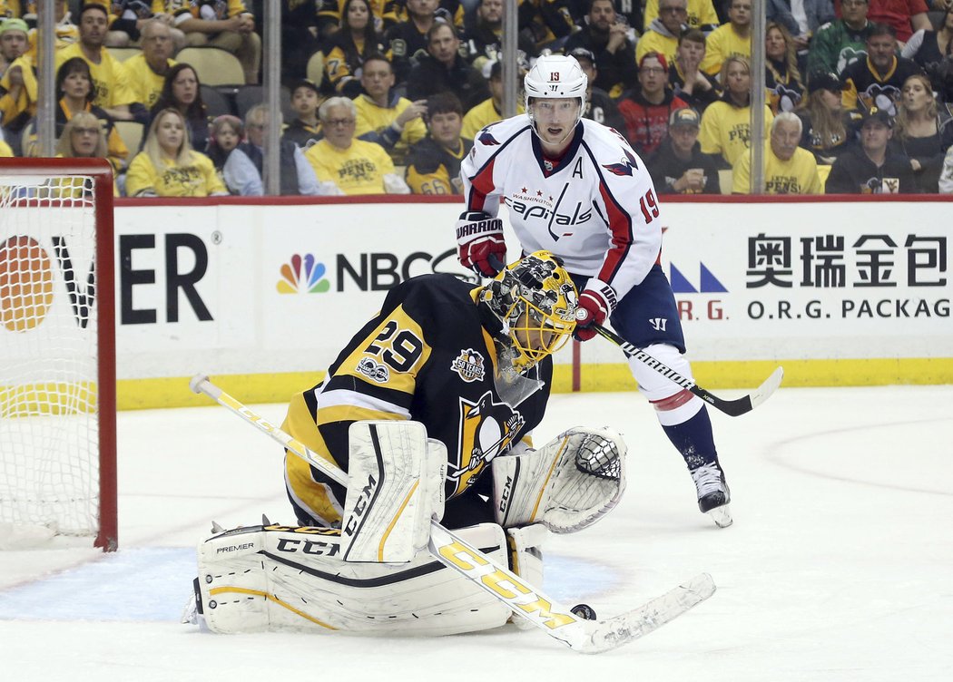 Brankář Pittsburghu Marc-Andre Fleury udržel puk ve výstroji