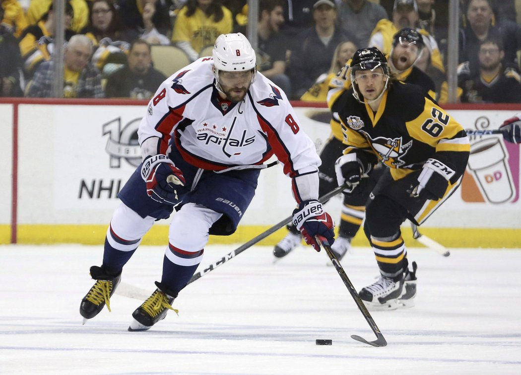 Alex Ovechkin se řítí směrem k brance Pittsburghu