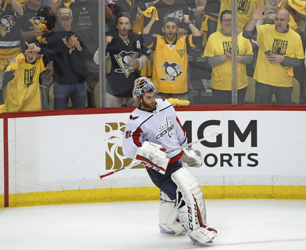 Braden Holtby netrpělivě čeká, zda rozhodčí uznají gól útočníka Pittsburghu Jevgenije Malkina. Branka nakonec platila!