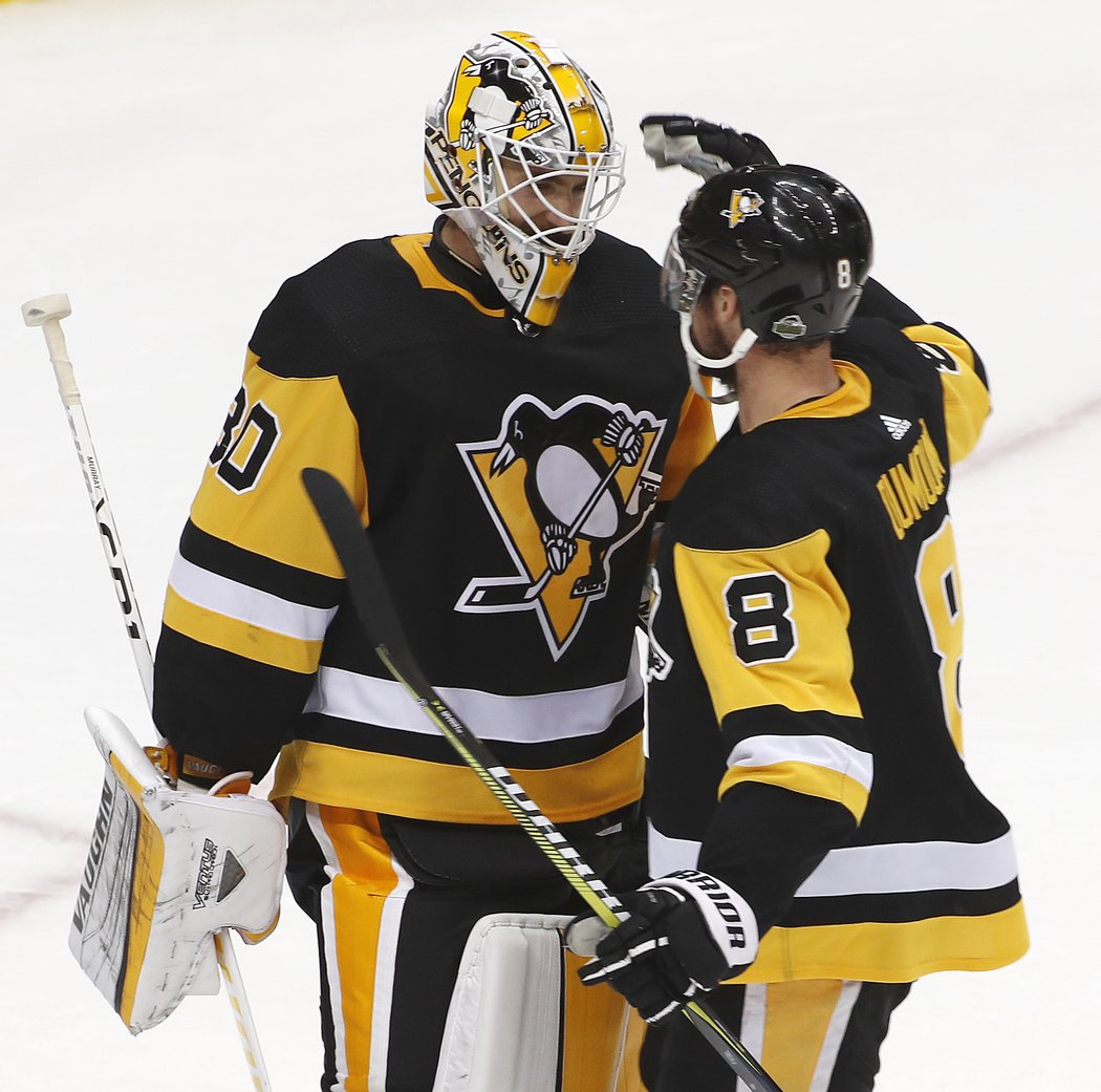 Brankář Penguins Matt Murray přijímá gratulace po výborném výkonu.