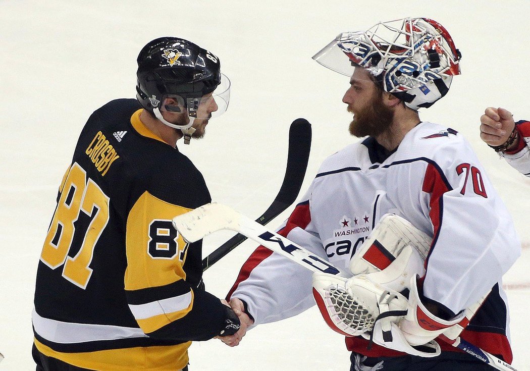 Sidney Crosby gratuluje brankáři Bradenu Holtbymu k postupu.