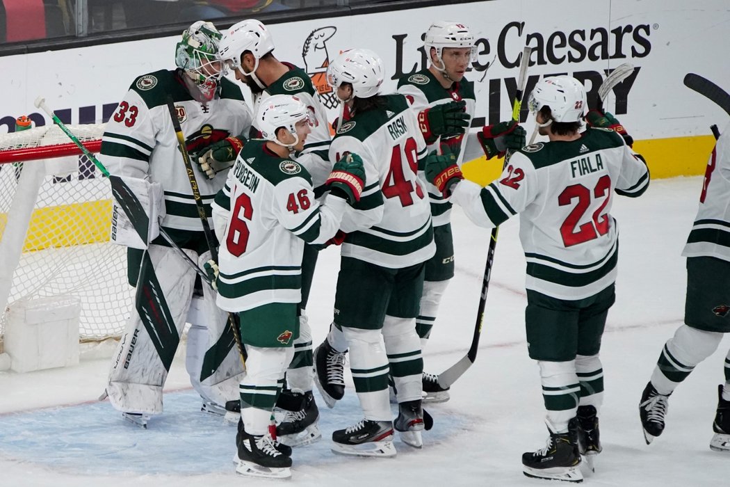Hokejisté Minnesoty se radují z výhry na ledě Vegas, snížili stav série na 2:3