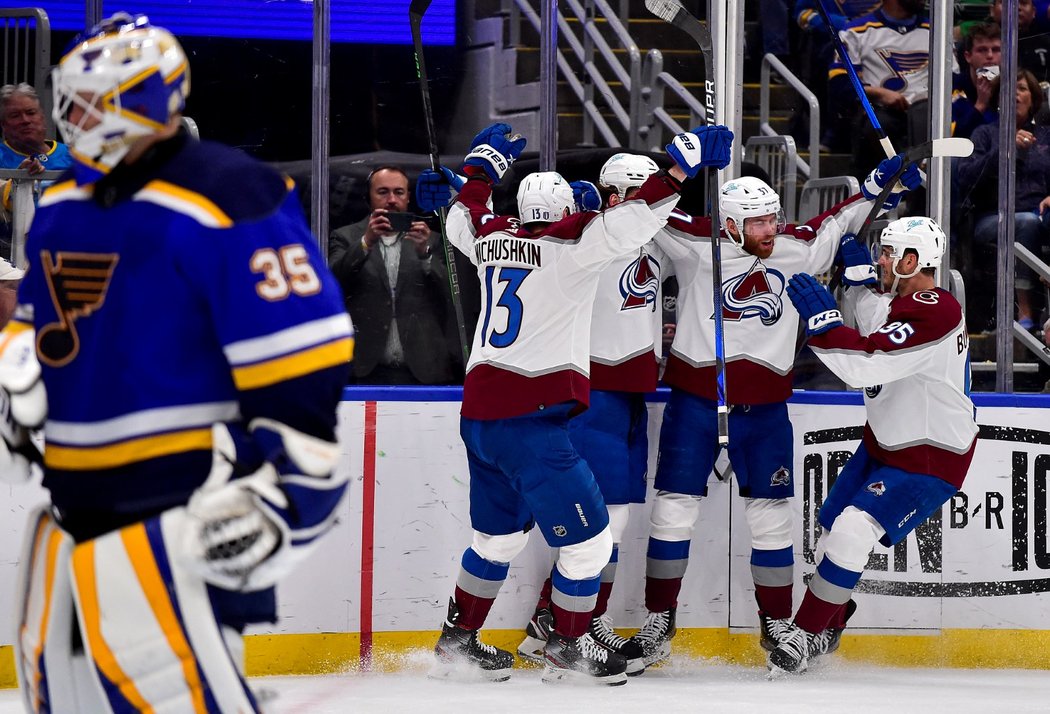 Ville Husso smutní po brance J. T. Comphera během druhého kola posledního play off, kdy Avalanche vyřadili Blues v šesti zápasech