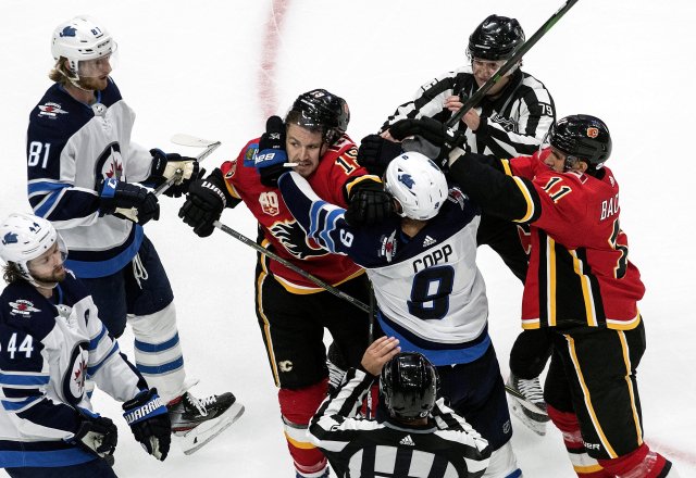 Zlý muž Calgary Matthew Tkachuk se v sérii proti Winnipegu opět popral, tentokrát s Andrewem Coppem