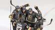 Hokejisté Las Vegas se radují ze vstřelené branky v play off NHL 2020