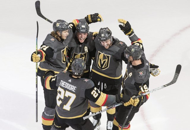 Hokejisté Las Vegas se radují ze vstřelené branky v play off NHL 2020