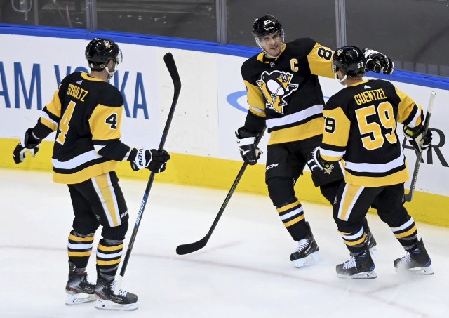 Pittsburgh Penguins se radují z gólu kapitána Sindeyho Crosbyho (uprostřed)