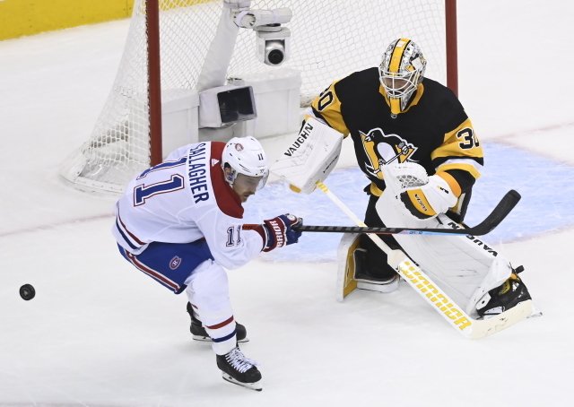 Brankář Penguins Matt Murray se snaží kontrolovat situaci před brankou