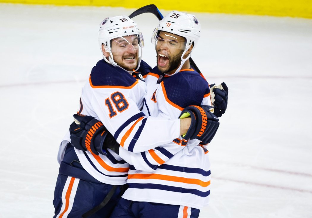 Hokejisté Edmontonu Zach Hyman (vlevo) a Darnell Nurse se radují z gólu