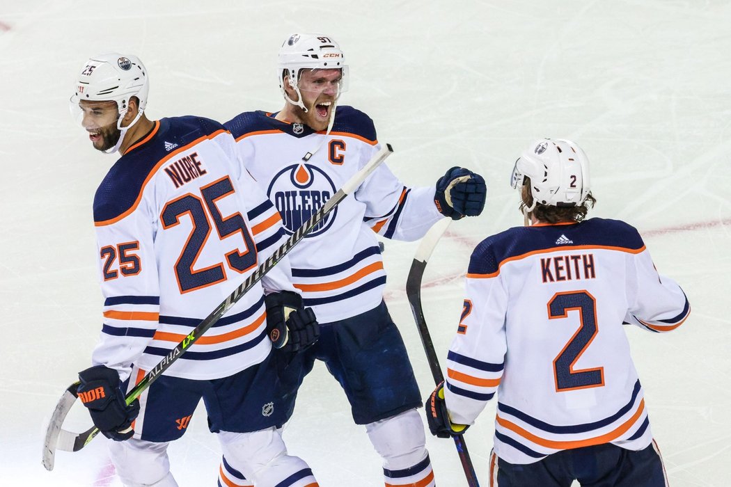 Kapitán Oilers Connor McDavid slaví postupový gól do třetího kola play off NHL