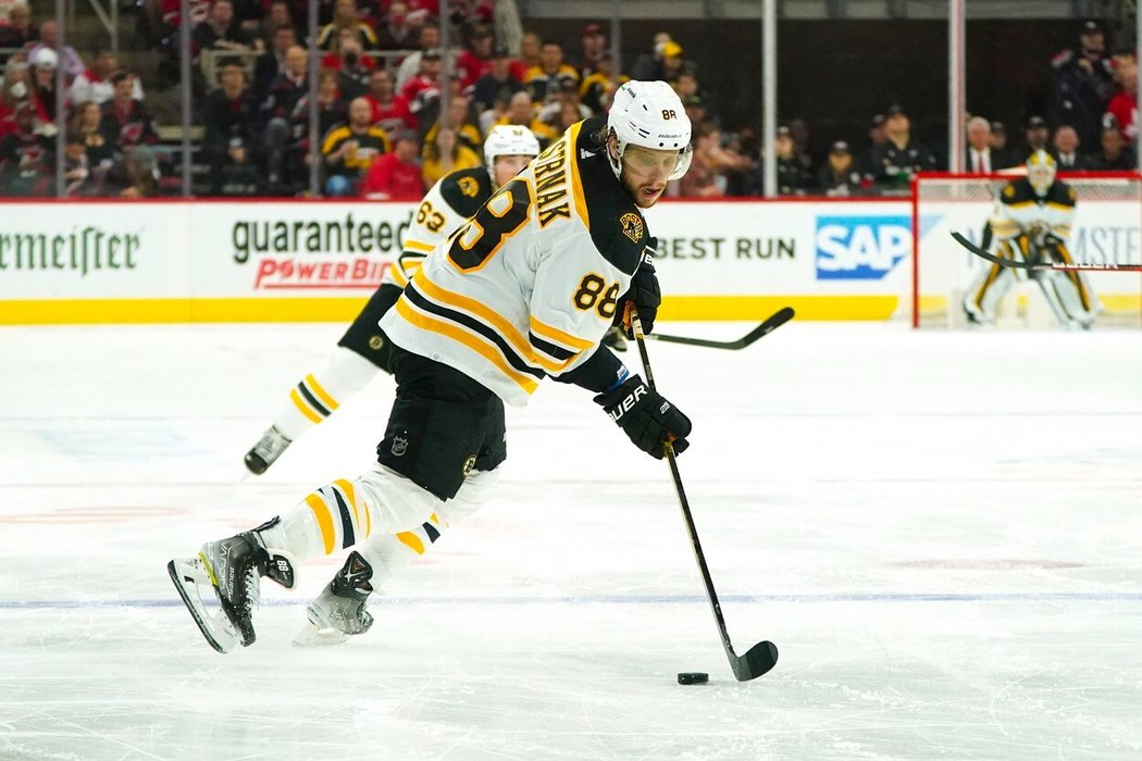 Útočníka Davida Pastrňáka čeká důležitá sezona v NHL, po níž se zřejmě Boston rozloučí se současným jádrem