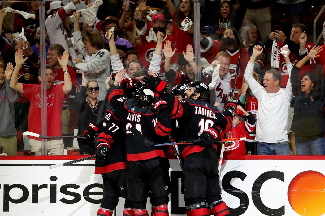 Carolina Hurricanes dělí jediná výhra od postupu do dalšího kola play off