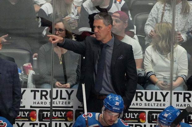 Trenré Jared Bednar na střídačce Colorada Trenré Jared Bednar na střídačce Colorada