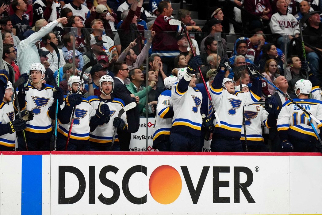 Střídačka St. Louis Blues se raduje z gólu