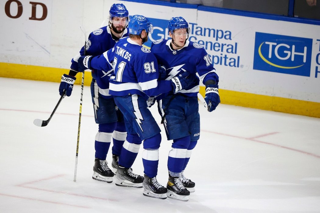 Hokejisté Lightning se radují z gólu útočníka Ondřeje Paláta (vpravo), který zazářil ve čtvrté bitvě proti Rangers