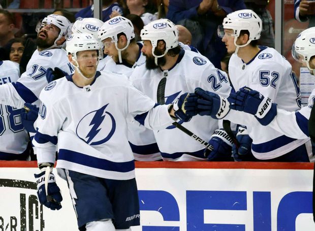 Veterán Tampy Bay Corey Perry slaví se střídačkou gól Veterán Tampy Bay Corey Perry slaví se střídačkou gól