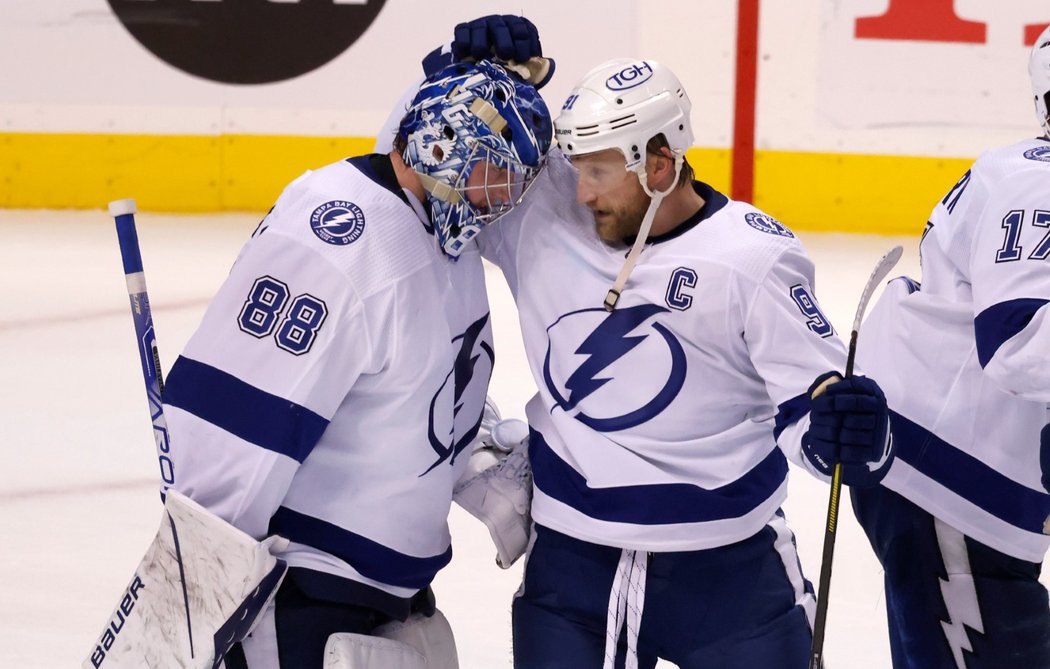 Kapitán Tampy Bay Steven Stamkos oslavuje výhru s brankářem Andrejem Vasilevským