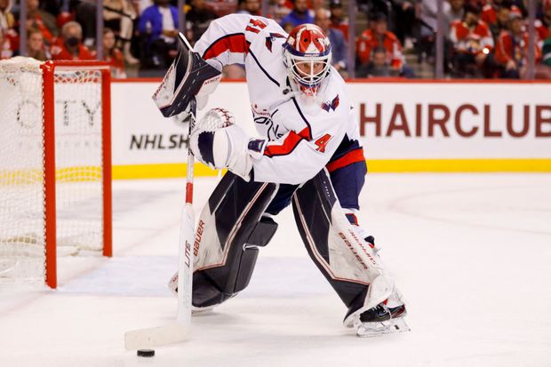 Český gólman Vítek Vaněček se nedohodnul s Capitals, zato v New Jersey získal štědrou smlouvu Český gólman Vítek Vaněček se nedohodnul s Capitals, zato v New Jersey získal štědrou smlouvu