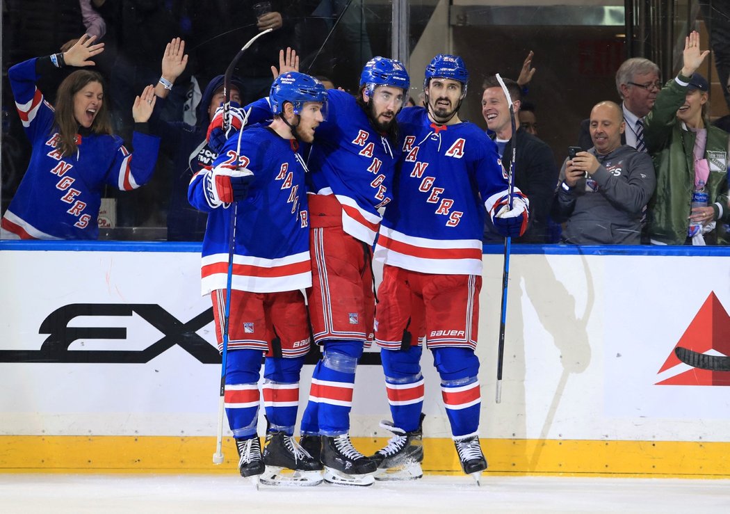 Hokejisté NY Rangers se radují z trefy útočníka Miky Zibanejada (uprostřed)