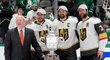 Hokejisté Las Vegas přebírají trofej pro vítěze Západní konference