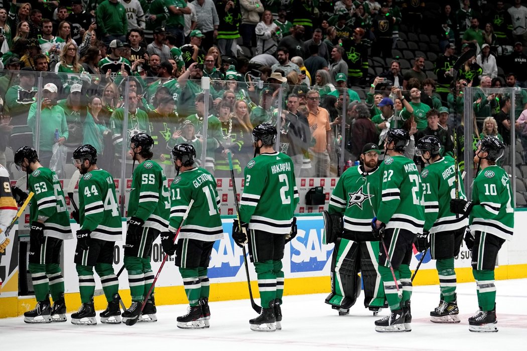 Dallas Stars odcházejí ze hřiště po vyřazení v play off NHL