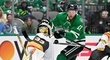 Český útočník Radek Faksa v dresu Dallasu se pokouší odvrátit vyřazení v play off NHL
