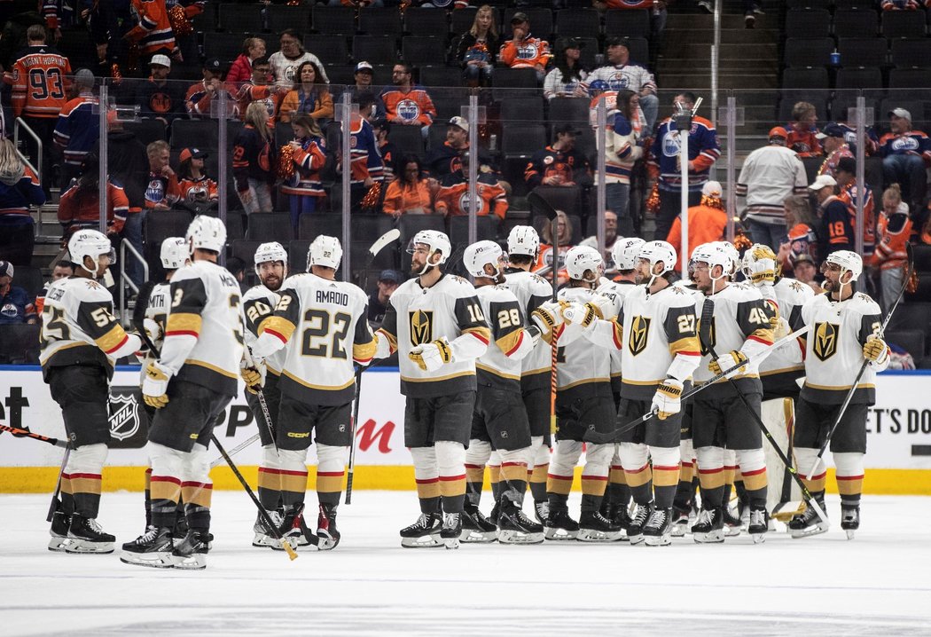 Hokejisté Las Vegas oslavují vítězství v Edmontonu